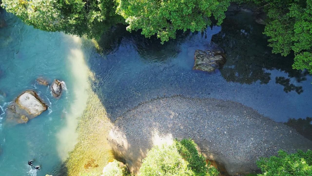 Las aguas de los siete charcos del cañón son cristalinas, muy puras.