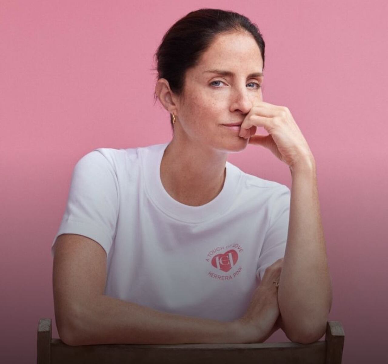 A Touch of Love es la nueva campaña de Carolina Herrera para luchar en contra del cáncer de mama.