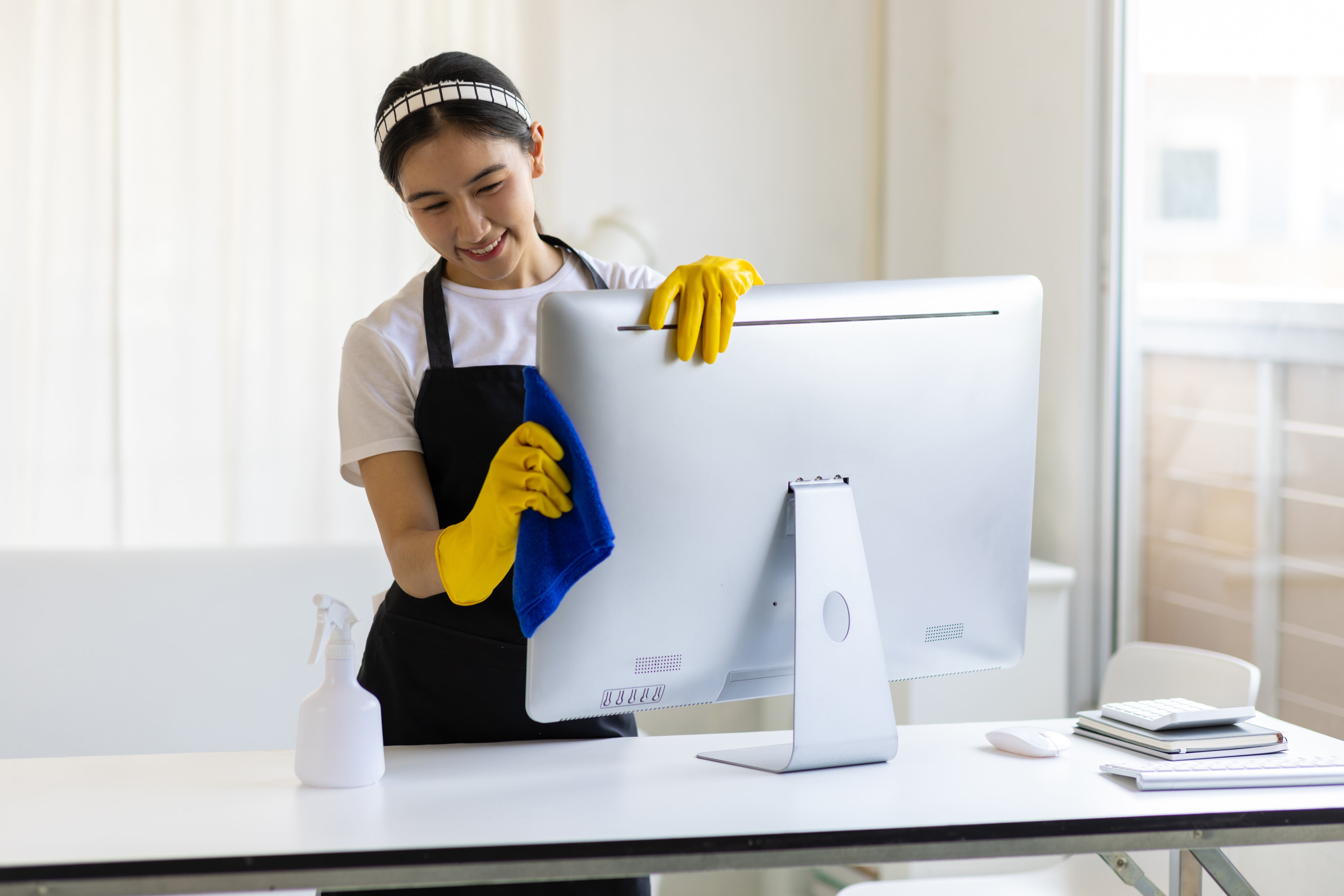 Con el tiempo, la pantalla acumula polvo, huellas dactilares y otras manchas.