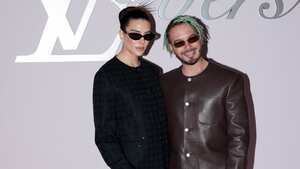 J Balvin junto a su esposa Valentina Ferrer durante el desfile de Louis Vuitton Menswear Ready-to-wear Fall-Winter 2025/2026 en la Semana de la moda masculina de París
