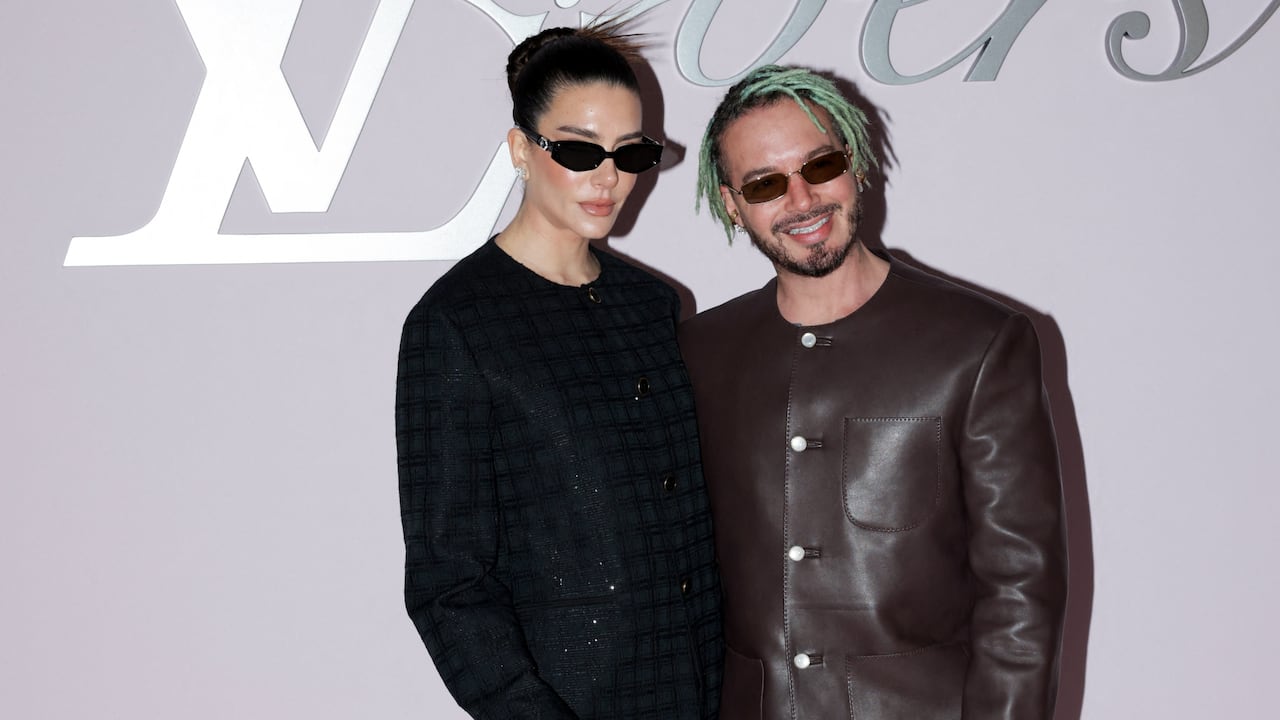 J Balvin junto a su esposa Valentina Ferrer durante el desfile de Louis Vuitton Menswear Ready-to-wear Fall-Winter 2025/2026 en la Semana de la moda masculina de París