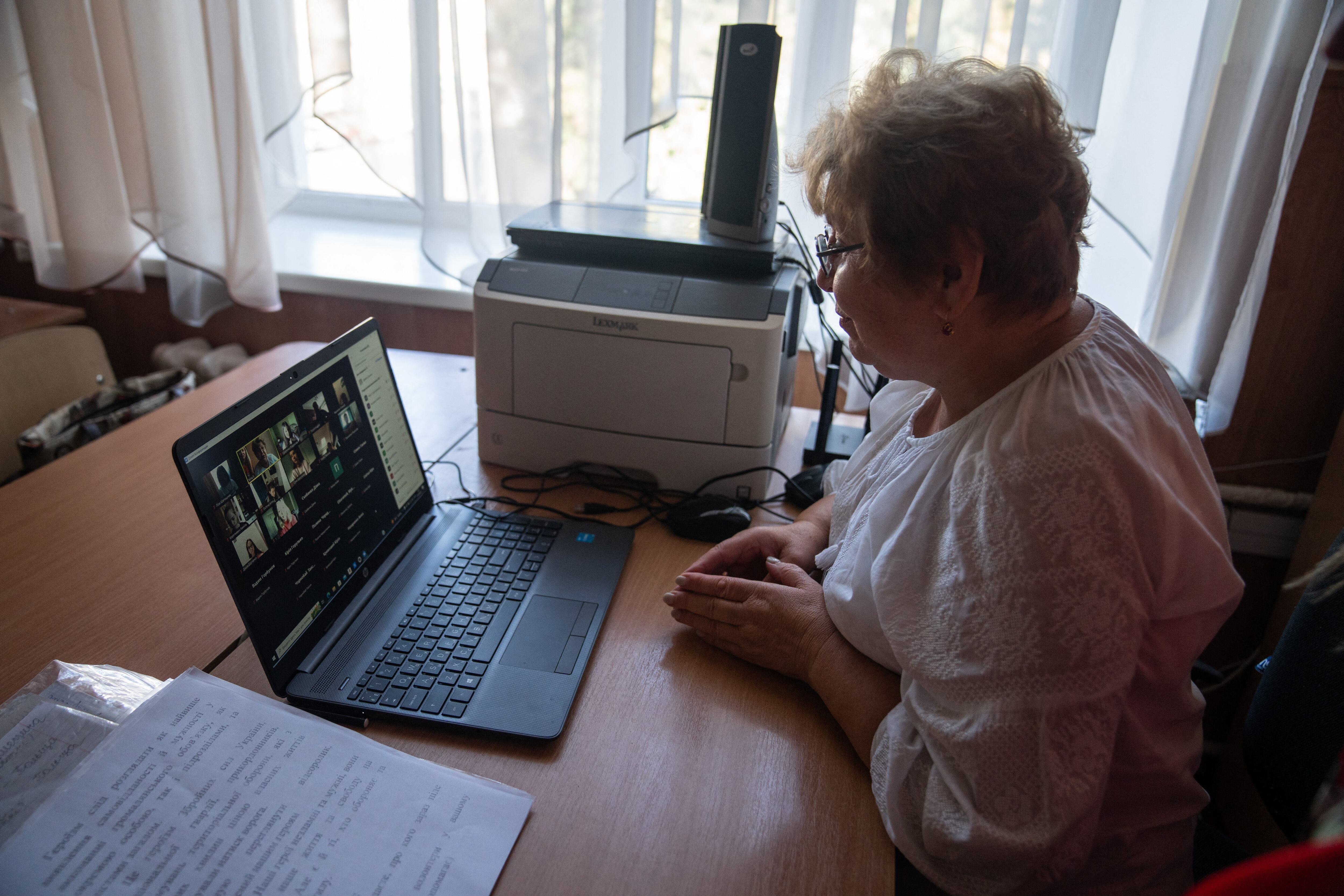Nina Solovey, profesora de lengua y literatura ucraniana, se sienta en un aula vacía y enseña a los niños en línea durante el primer día de clases en Poltava el 1 de septiembre de 2022, en medio de la invasión rusa de Ucrania. - Las autoridades ucranianas dijeron que 2.199 instituciones educativas habían resultado dañadas como resultado de bombardeos y bombardeos, con 225 de ellas completamente destruidas. La mitad de las 23.000 escuelas encuestadas por el Ministerio de Educación, alrededor del 51 por ciento, están equipadas con las instalaciones de búnker necesarias para comenzar las clases fuera de línea. (Foto de Igor Tkachov / AFP)
