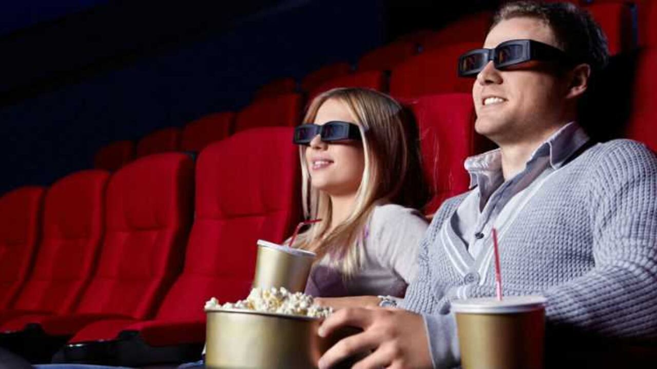 Otra opción para aprovechar las salas de cine, es alquilarlas a grupos pequeños que celebran un día especial viendo una película.