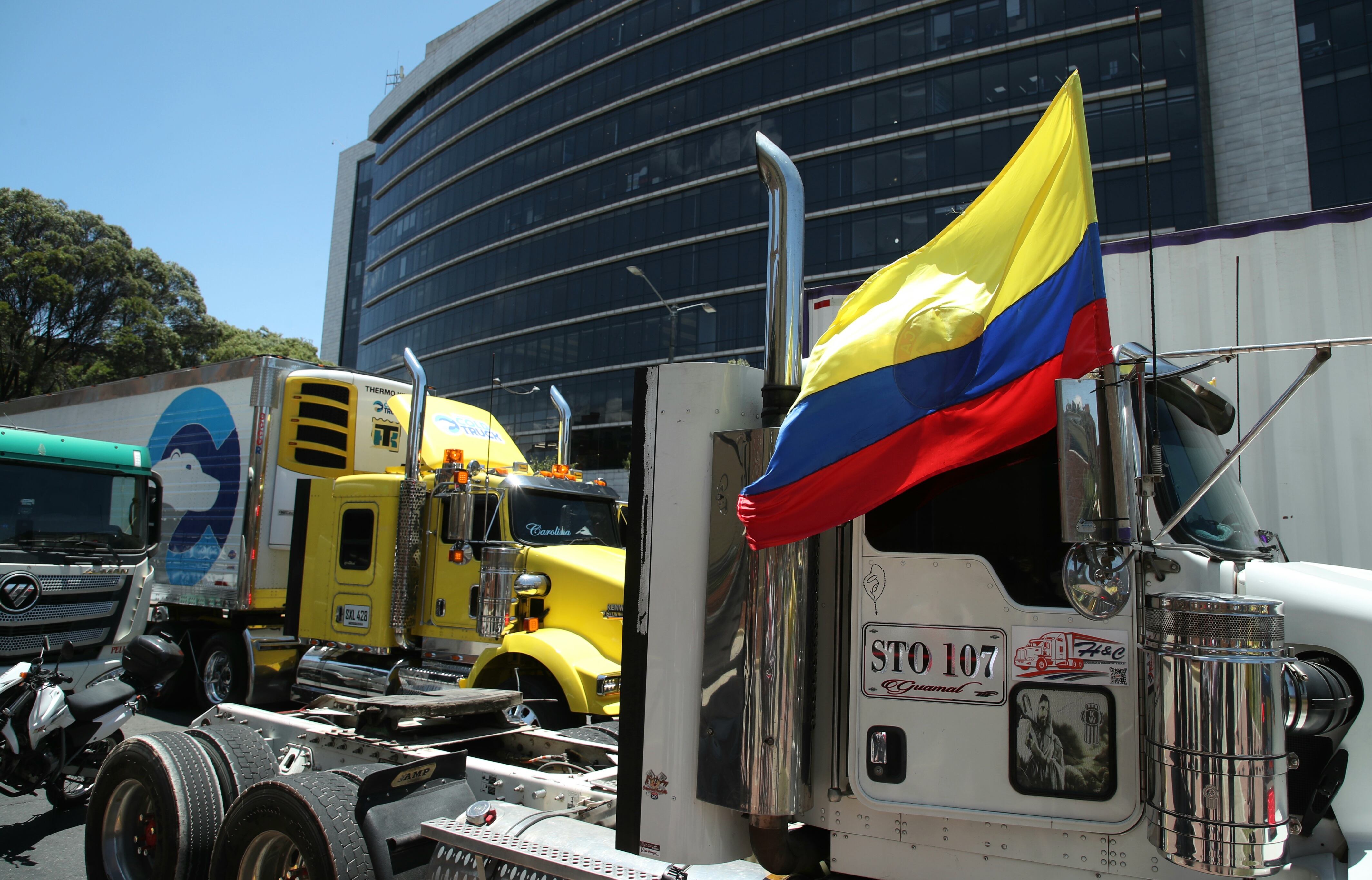 Paro de transportadores por el alza del combustible, camiones, tractomulas