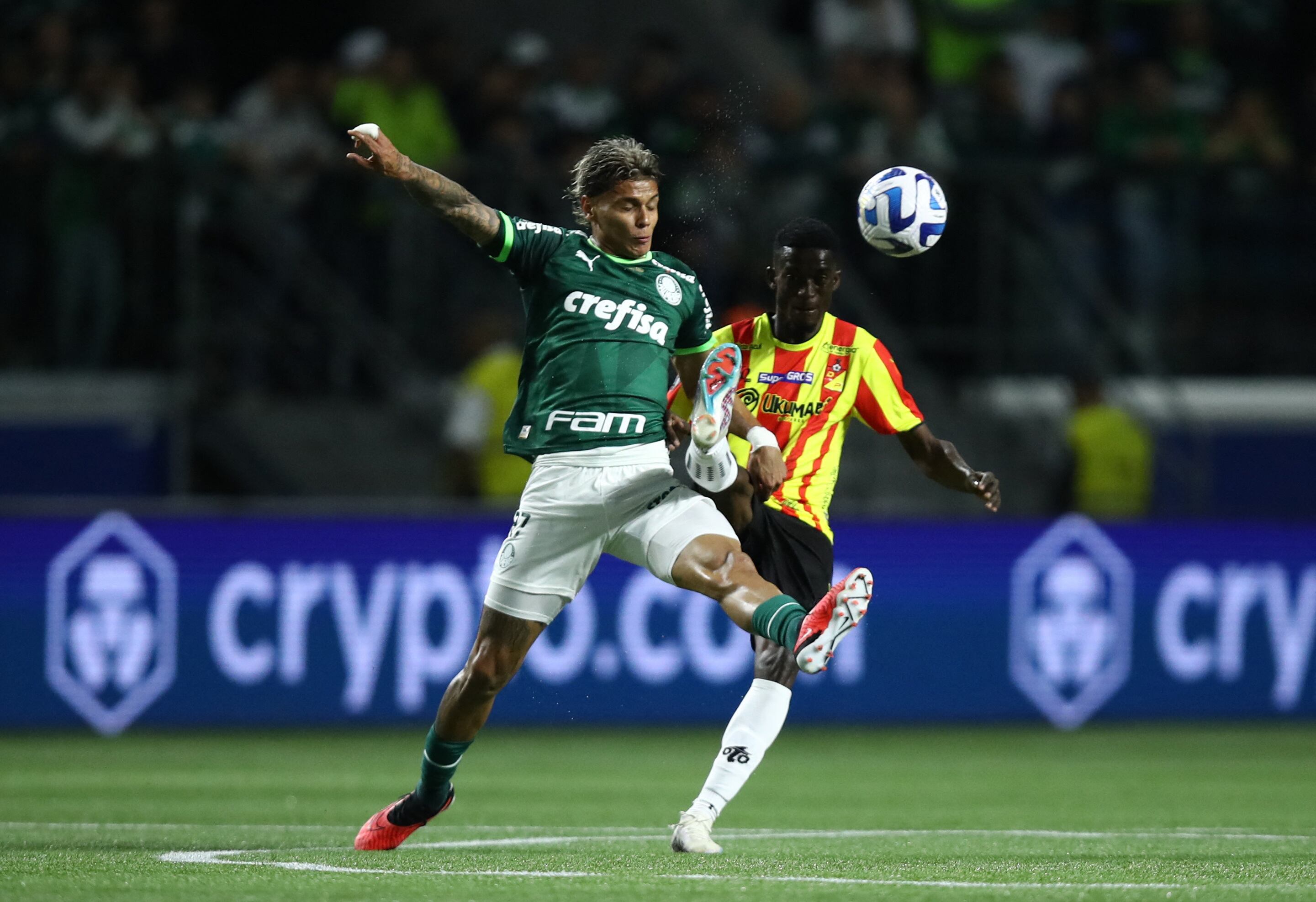 Soccer Football - Copa Libertadores - Quarter Finals - Second Leg - Palmeiras v Deportivo Pereira - Allianz Parque, Sao Paulo, Brazil - August 30, 2023 Deportivo Pereira's Ewil Murillo in action with Palmeiras' Richard Rios REUTERS/Carla Carniel