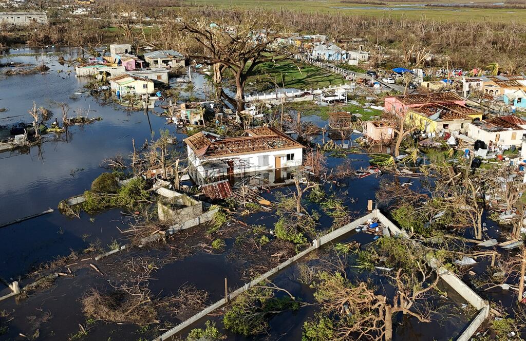 Vista aérea de Black River, Jamaica, el 30 de octubre de 2025, tras el paso del potente huracán Melissa. (AP Foto/Matías Delacroix)