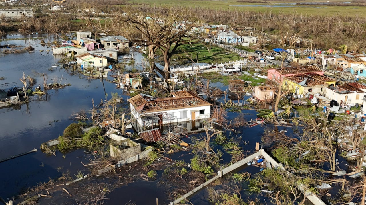 Vista aérea de Black River, Jamaica, el 30 de octubre de 2025, tras el paso del potente huracán Melissa. (AP Foto/Matías Delacroix)