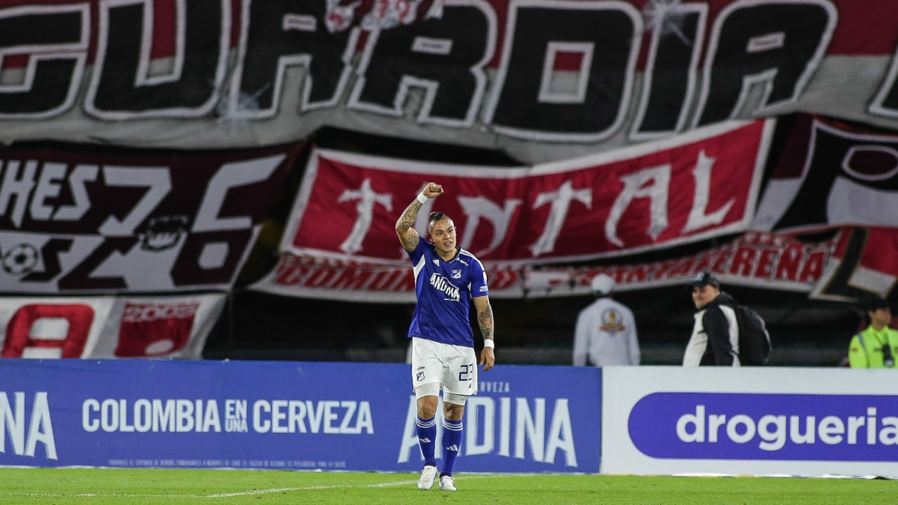 Leo Castro celebrando un gol ante Santa Fe sobre el sector sur del estadio El Campín.