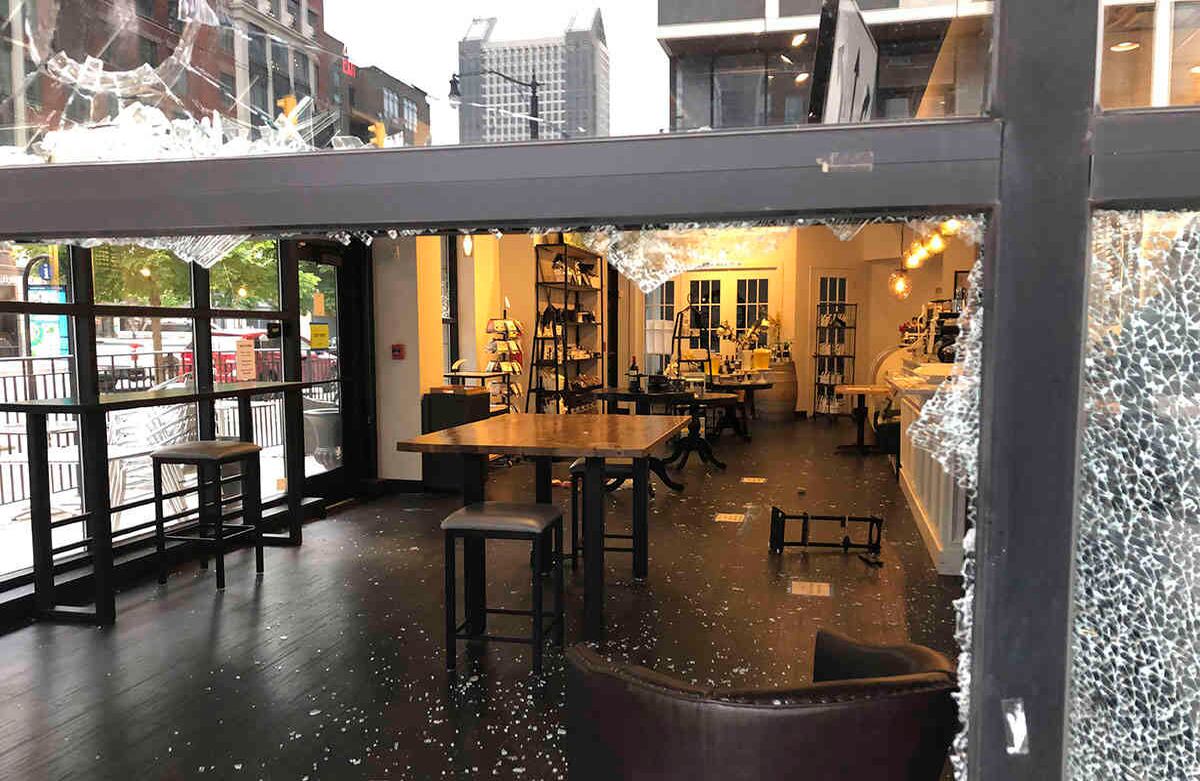 Daños en el interior de Winan's Chocolates + Coffees + Wine cerca del centro el viernes 29 de mayo de 2020 en Columbus, Ohio. Los propietarios de franquicias, Monica y Miles Thomas, dijeron que gran parte de los suministros de vino y chocolate de la tienda fueron robados o destrozados. El daño ocurrió la madrugada del viernes cuando los manifestantes enojados por la muerte de George Floyd en la custodia policial de Minneapolis acudieron a una manifestación en Columbus que comenzó pacíficamente, pero se tornó violenta, con ventanas destrozadas en el Statehouse de Ohio y escaparates en las calles del centro. (Foto AP / Andrew Welsh-Huggins)