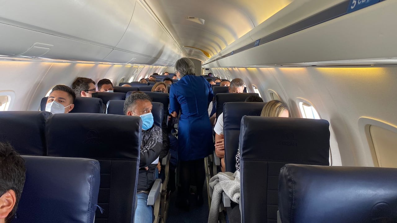 45 personas viajaron durante un una y 30 minutos hacia Venezuela en el primer vuelo comercial desde Colombia