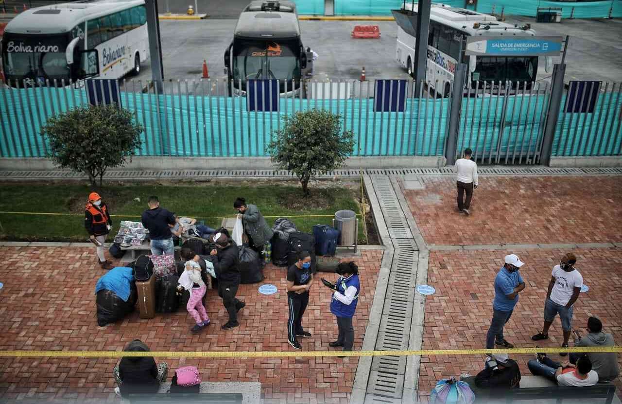Migrantes venezolanos en la terminal del norte. Foto: Esteban Vega/SEMANA