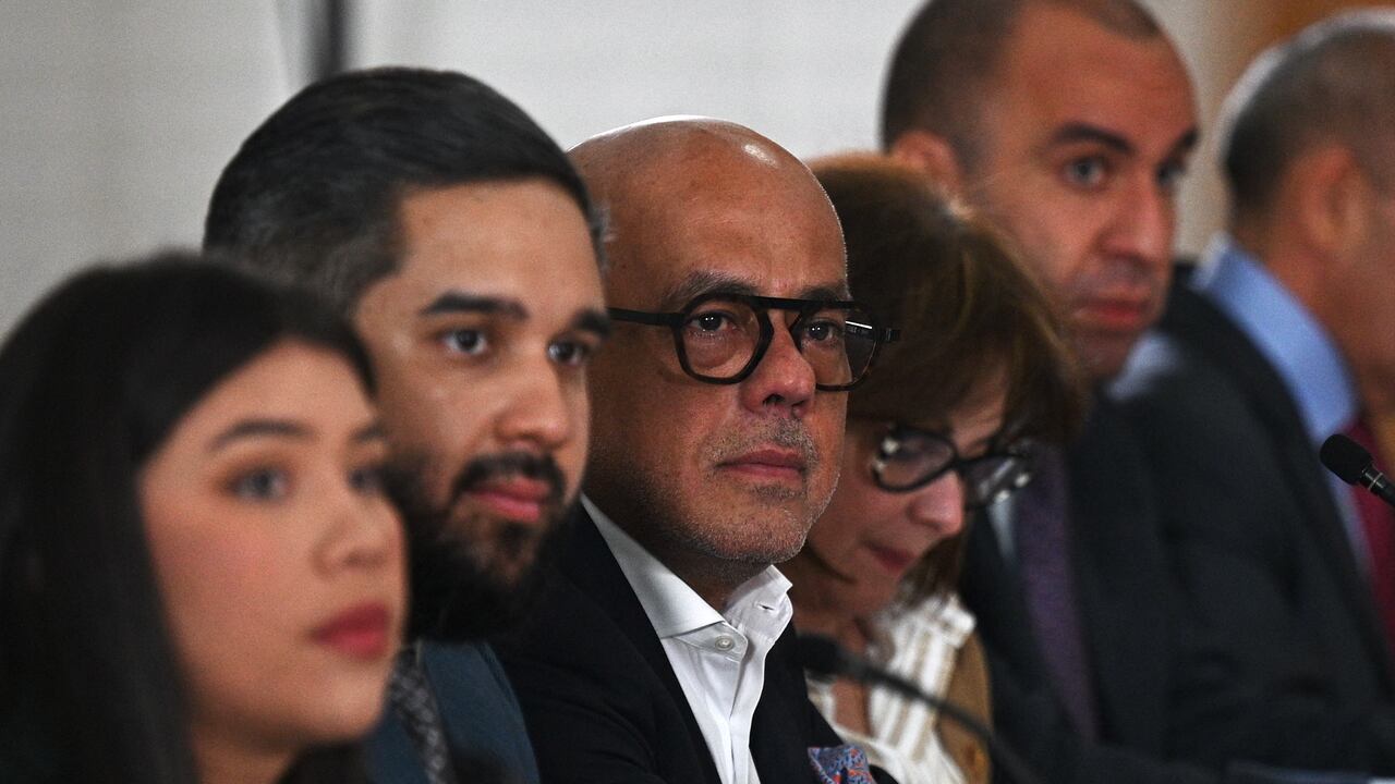 El presidente de la Asamblea Nacional de Venezuela, Jorge Rodríguez (C), hace gestos durante una reunión del proceso de negociación entre el Gobierno venezolano y la oposición con representantes de Noruega en la sede de la Asamblea Nacional en Caracas, el 19 de febrero de 2024.