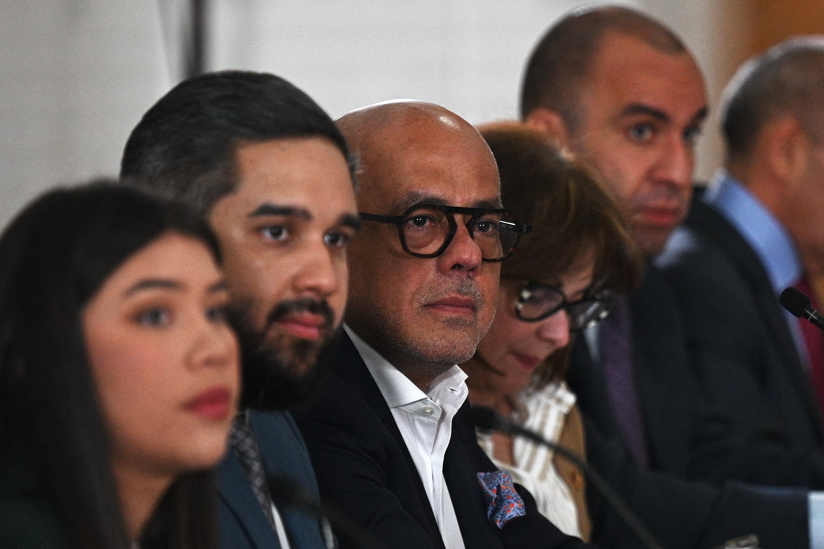 El presidente de la Asamblea Nacional de Venezuela, Jorge Rodríguez (C), hace gestos durante una reunión del proceso de negociación entre el Gobierno venezolano y la oposición con representantes de Noruega en la sede de la Asamblea Nacional en Caracas, el 19 de febrero de 2024.