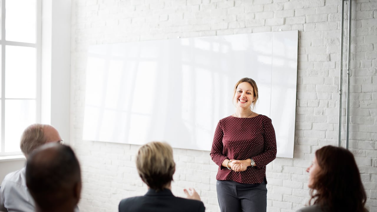 Delegar no significa soltar completamente la mano de nuestros equipos. Es esencial proporcionar retroalimentación constructiva y establecer metas claras.