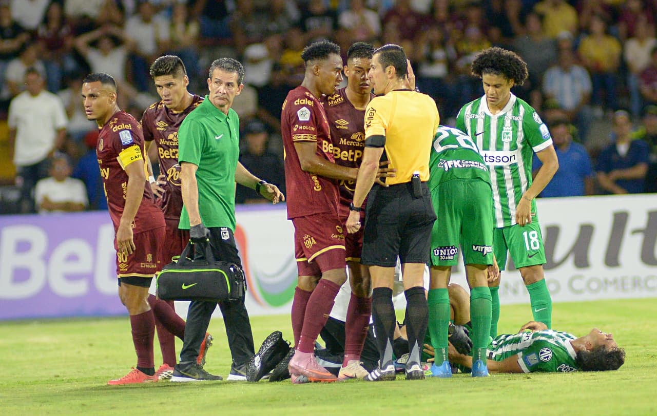 Juan Manuel Rengifo recibe atención médica en Deportes Tolima vs. Atlético Nacional