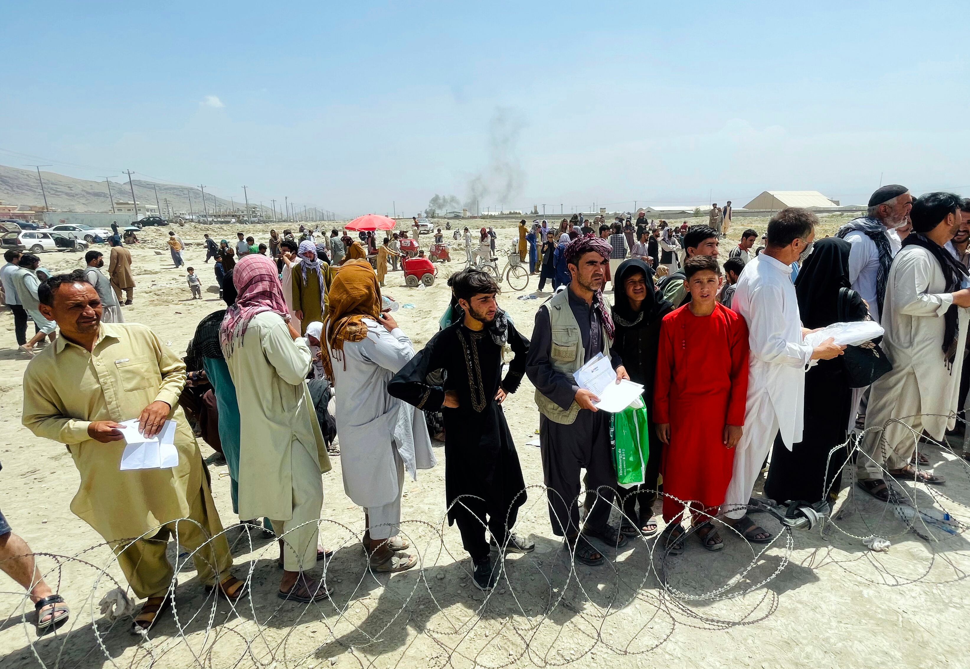 ARCHIVO - En esta fotografía de archivo cientos de personas se reúnen frente al aeropuerto internacional de Kabul, Afganistán. Cientos de ciudadanos occidentales y trabajadores afganos han sido trasladados a un lugar seguro desde que los talibanes reafirmaron el control del país. (Foto AP, Archivo)
