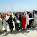 ARCHIVO - En esta fotografía de archivo cientos de personas se reúnen frente al aeropuerto internacional de Kabul, Afganistán. Cientos de ciudadanos occidentales y trabajadores afganos han sido trasladados a un lugar seguro desde que los talibanes reafirmaron el control del país. (Foto AP, Archivo)