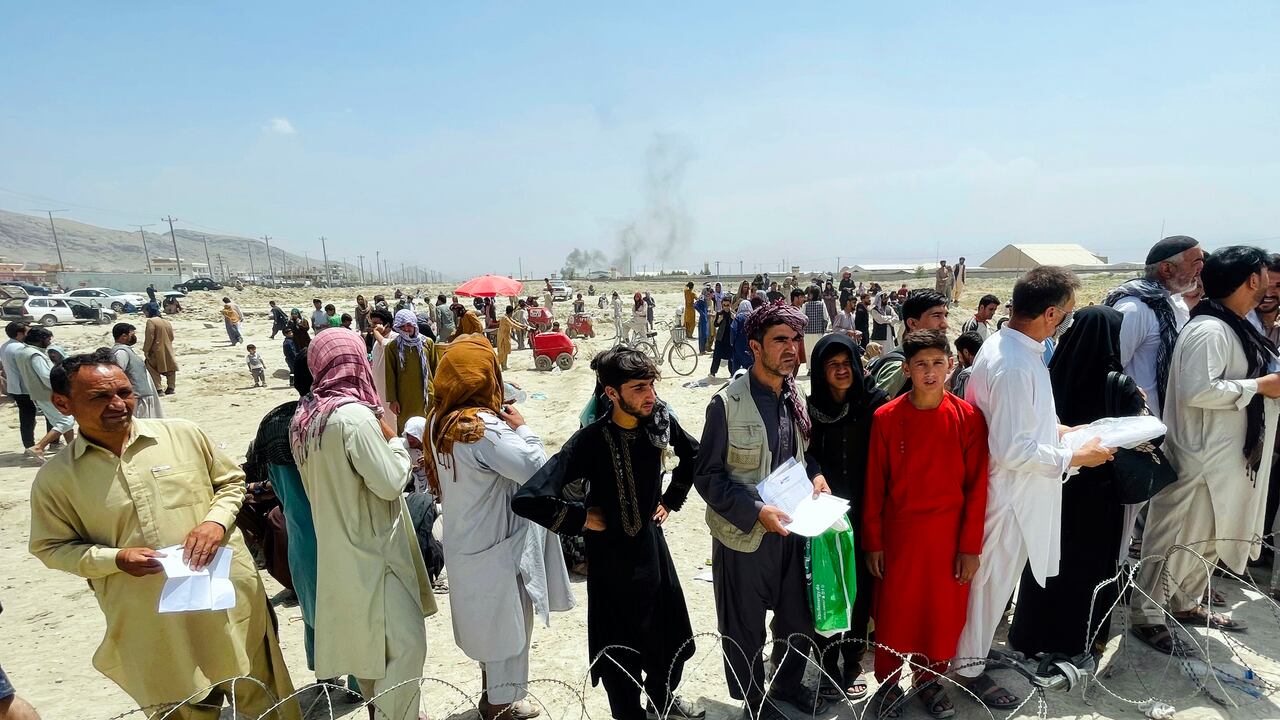 ARCHIVO - En esta fotografía de archivo cientos de personas se reúnen frente al aeropuerto internacional de Kabul, Afganistán. Cientos de ciudadanos occidentales y trabajadores afganos han sido trasladados a un lugar seguro desde que los talibanes reafirmaron el control del país. (Foto AP, Archivo)
