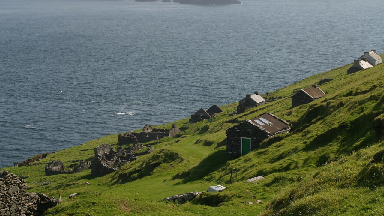 Isla Great Blasket, Irlanda - El camino que conduce al puerto está cubierto de maleza.