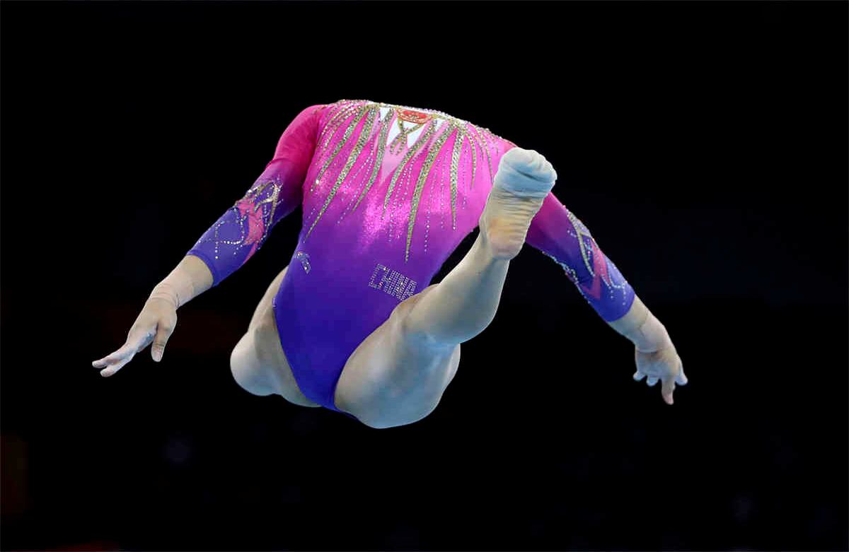 Xijing Tang, de China, participa en la final femenina del Campeonato Mundial de Gimnasia en Stuttgart, Alemania, el jueves 10 de octubre de 2019. (AP Photo / Matthias Schrader)
