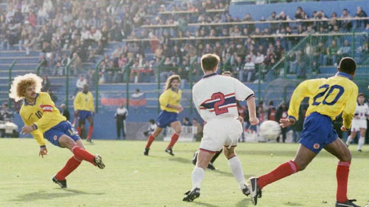 (Con este movimiento, el Pibe Valderrama marcó un gol contra la Selección de Estados Unidos durante la Copa América de 1995, en Uruguay. En este partido, el equipo de Colombia se disputaba la medalla de bronce del certamen. La consiguió tras vencer 4-1 al equipo estadounidense. Foto: Miguel Rojo / AFP