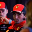 El piloto de Ferrari Carlos Sainz (derecha) junto a su compañero Charles Leclerc previo al Gran Premio de Brasil, el 9 de noviembre de 2022, en Sao Paulo. (AP Foto/Marcelo Chello)