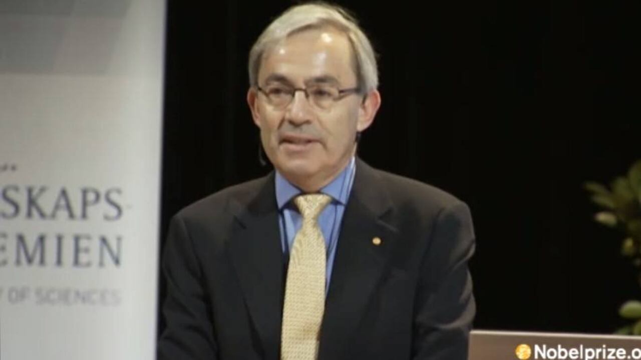 Pissarides se hizo acreedor al Premio Nobel de Economía en 2010. En esta imagen durante la divulgación de su conferencia de aceptación del premio en Estocolmo.