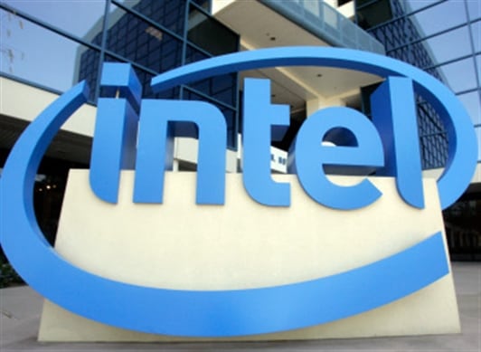 Logo de la empresa Intel en su sede en California, Estados Unidos.