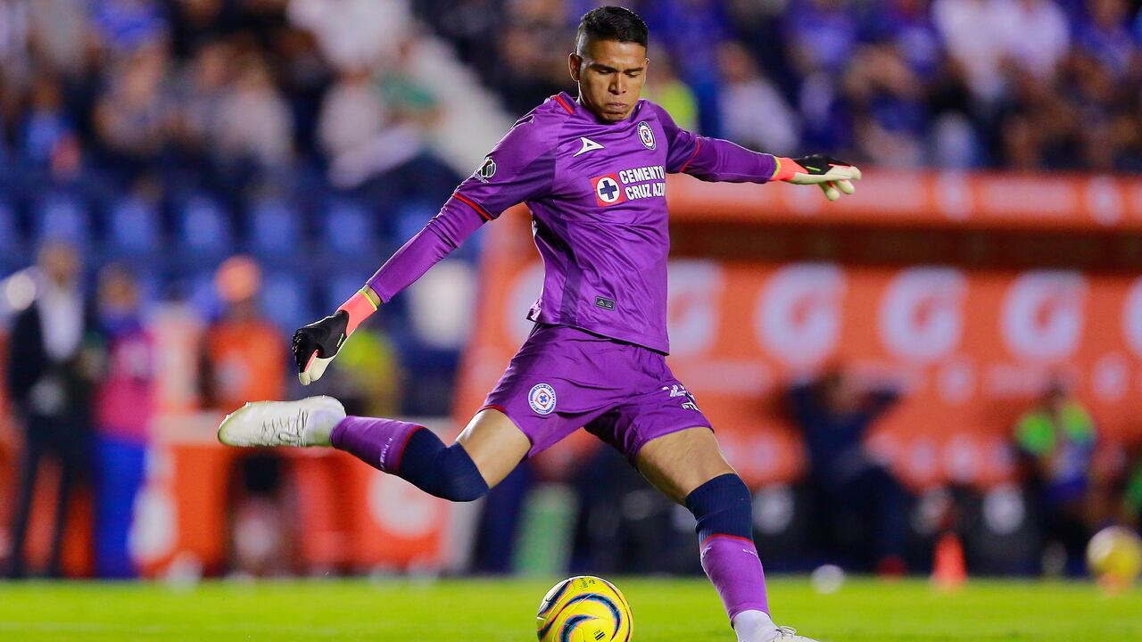 Kevin Mier, portero al servicio del Cruz Azul de México.