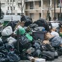 La cantidad de basura en las calles de París, Francia, está trayendo malos olores y problemas de salubridad