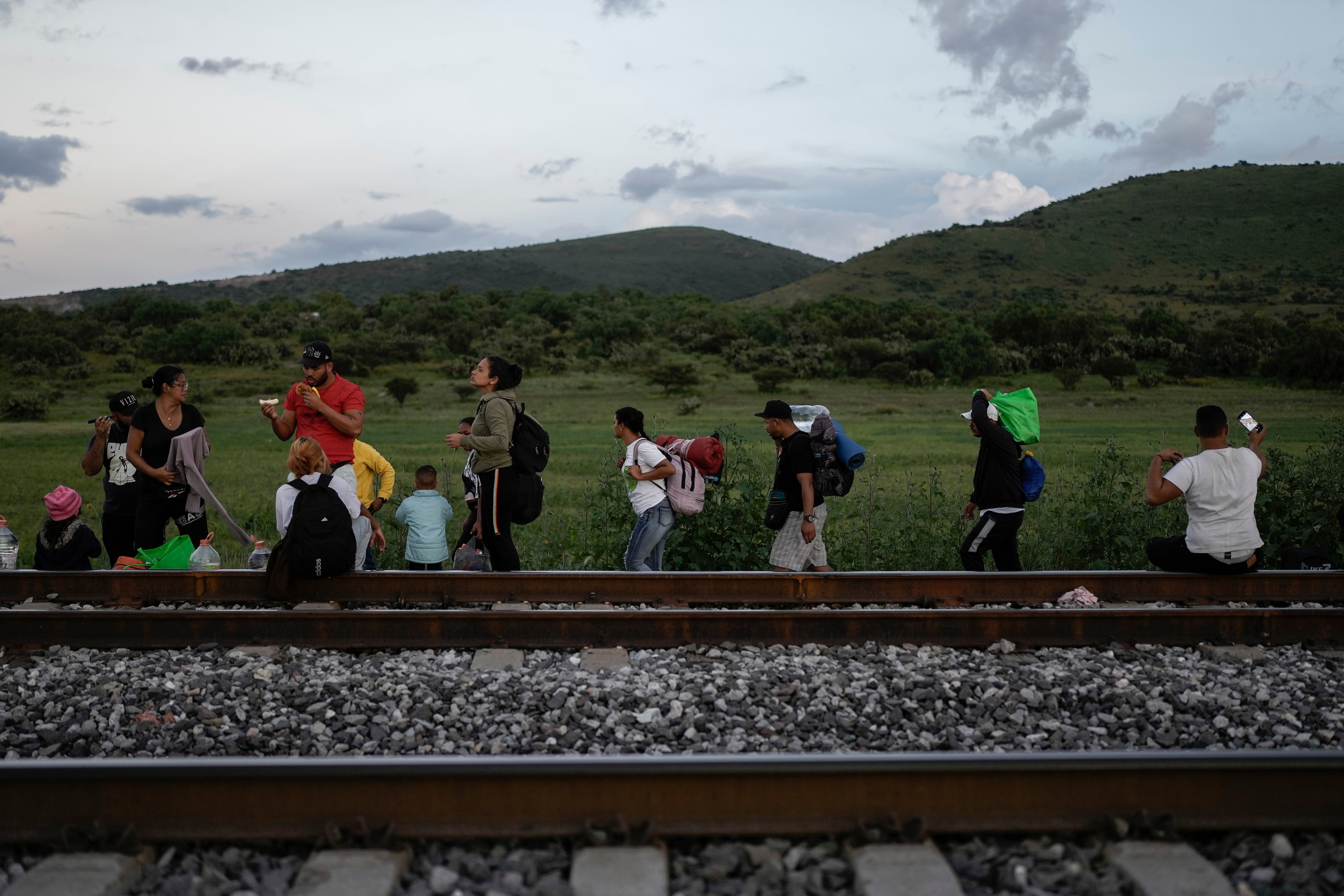 Él y otros migrantes que aguardaban para trepar los trenes que pasan — a algunos incluso en marcha — en la localidad de Huehuetoca apuntaron que 3.500 personas salen a diario de los campamentos en la selva organizados por traficantes en el lado colombiano de la selva del Darién, porque esa es la capacidad de cada asentamiento.