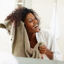 Un estudio del International Journal of Dermatology demostró que la cafeína permite la aparición de nuevo cabello más sano y fuerte.