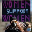 Las mujeres participan en una manifestación durante el Día Internacional de la Mujer frente a la sede del gobierno en Bucarest, Rumania, el lunes 8 de marzo de 2021, para crear conciencia sobre la violencia y los prejuicios contra las mujeres en la sociedad rumana. Según las estadísticas publicadas por las ONG de derechos de la mujer desde que comenzó la pandemia, dos tercios de las personas que perdieron sus trabajos eran mujeres y el nivel de violencia doméstica contra las mujeres ha aumentado significativamente en comparación con el año anterior. Foto: AP / Vadim Ghirda.