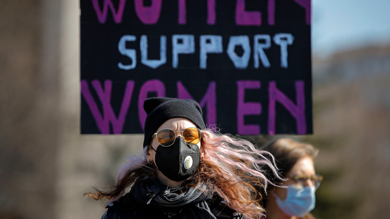 Un grupo de mujeres participan en una manifestación durante el Día Internacional de la Mujer frente a la sede del gobierno en Bucarest.