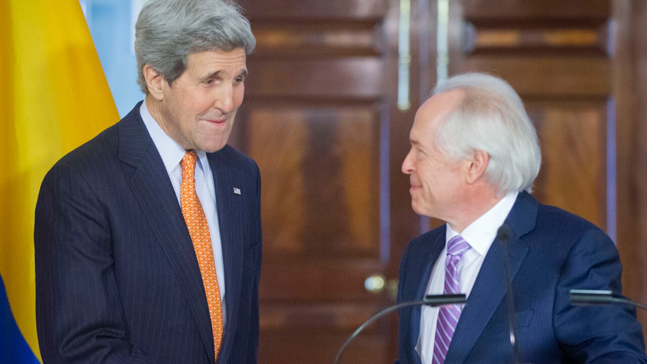 El secretario de Estado de EE. UU., John Kerry (izq.), anunció este viernes la designación de Aronson.