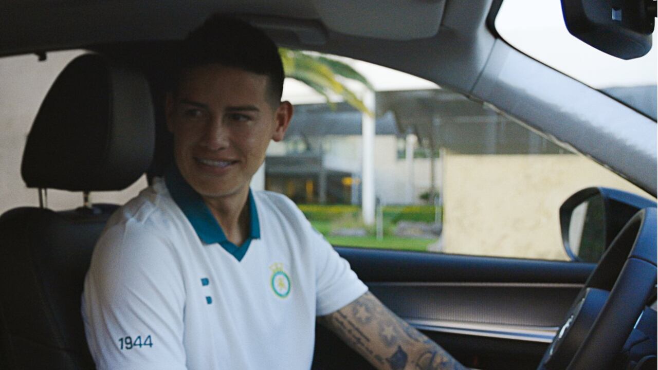 James Rodríguez en el nuevo auto que le fue regalado por una marca en México