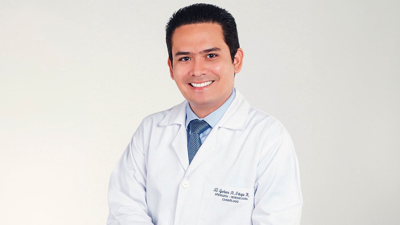Gustavo Ortega, médico especialista en medicina interna, medicina crítica, cardiología e insuficiencia cardiaca y líder cardiovascular de la Clínica General del Norte-Zentria.