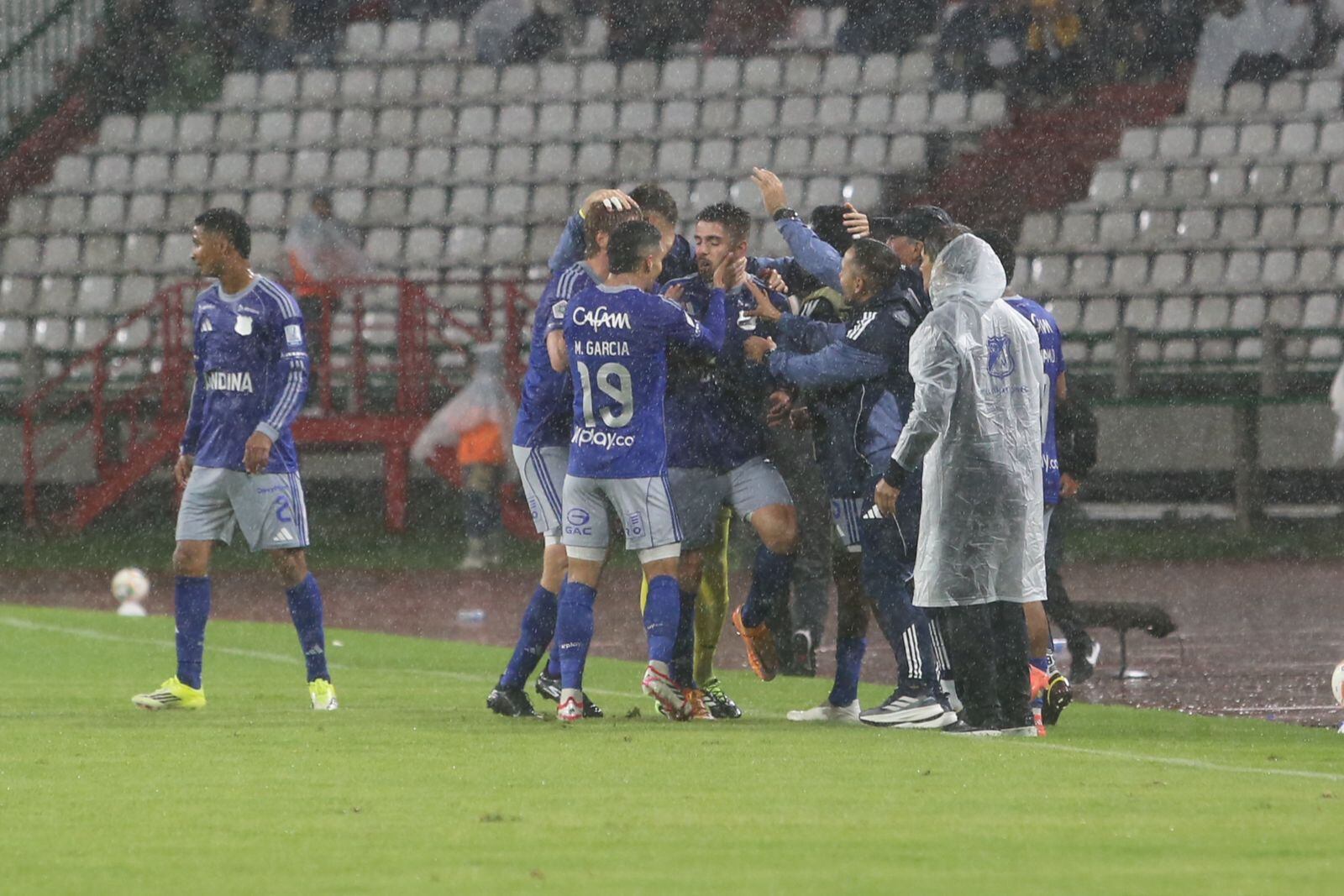 Millonarios le propinó un contundente 4-1 a Once Caldas, en Manizales, y con lluvia como protagonista.