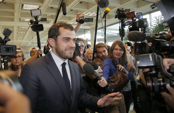 Abogado francés Aurelien Hamelle, que representa al duque y la duquesa de Cambridge. Los abogados de la familia real británica hará una denuncia penal contra el fotógrafo que tomó fotografías de la esposa del príncipe William, Kate por tomar el sol en topless en el sur de Francia. 
Hamelle estaba en el tribunal para solicitar una medida cautelar para evitar una mayor difusión de las imágenes. 
