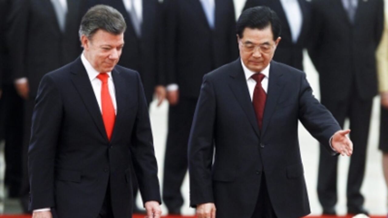 Los presidentes de Colombia y China durante la bienvenida oficial.