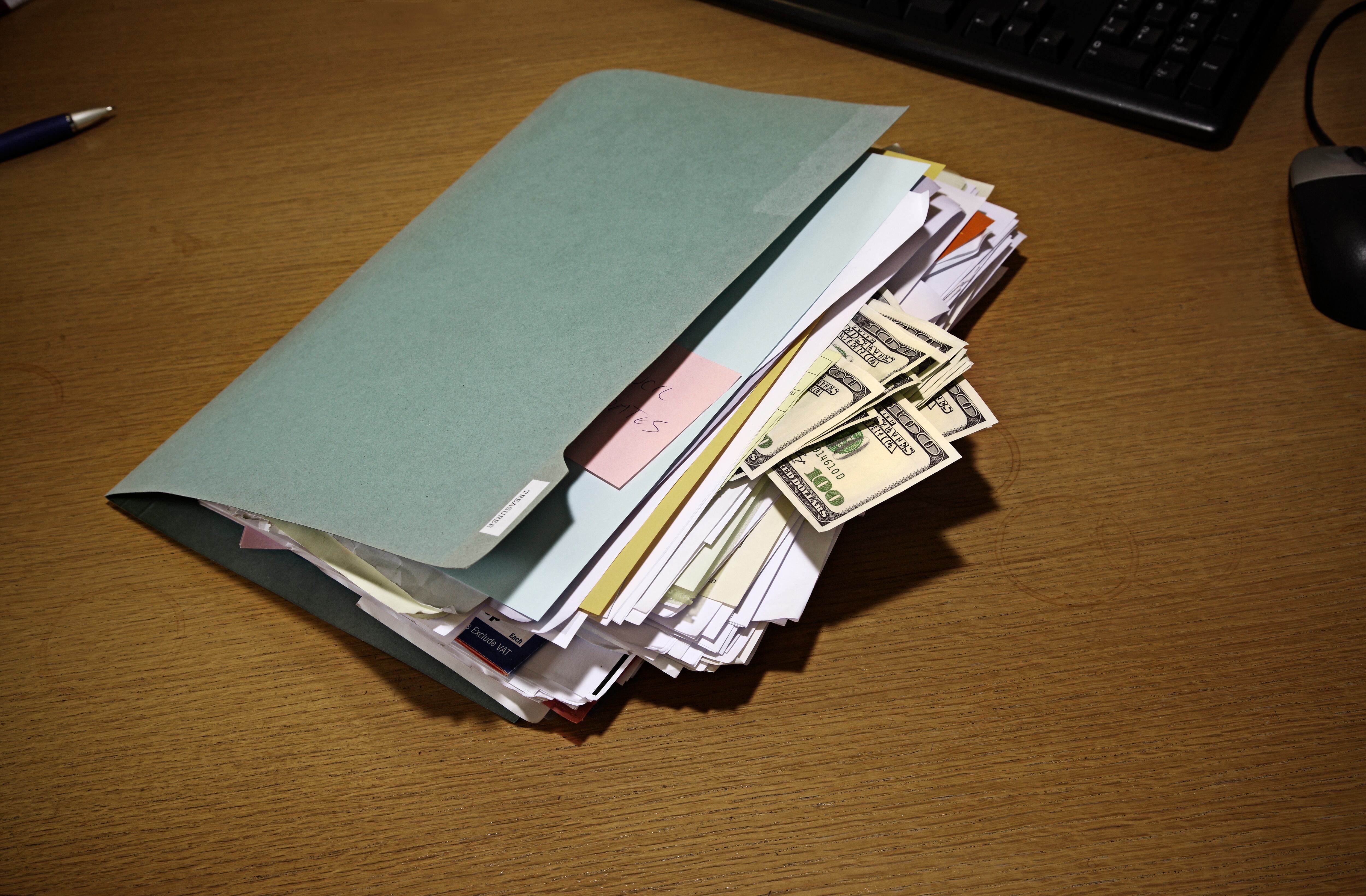 Desmantelan red que creaba falsos expedientes judiciales para exigirle a las víctimas hasta $4 mil millones