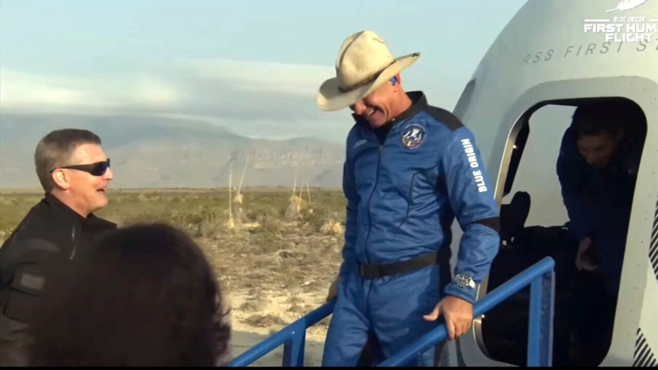 El magnate Jeff Bezos voló al espacio en el cohete de Blue Origin.