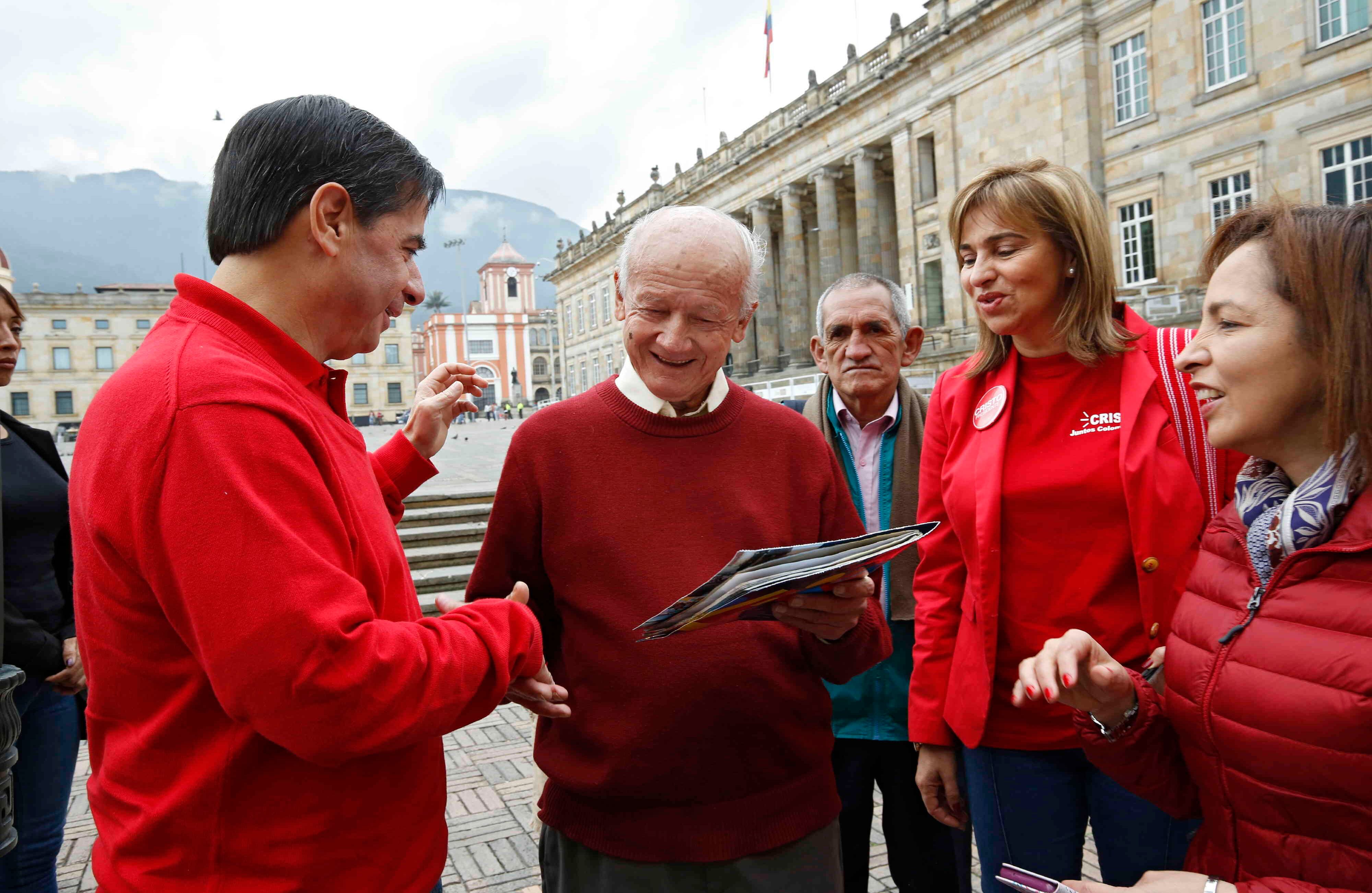 Cristo saluda a un votante en la Plaza de Bolívar. Foto: Guillermo Torres Reina / SEMANA