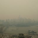 Esta vista en dirección a Brooklyn muestra a embarcaciones que navegan por el río Este cerca del puente Manhattan, a la izquierda, y el puente Brooklyn en Nueva York, el miércoles 7 de junio de 2023. (AP Foto/Alyssa Goodman)