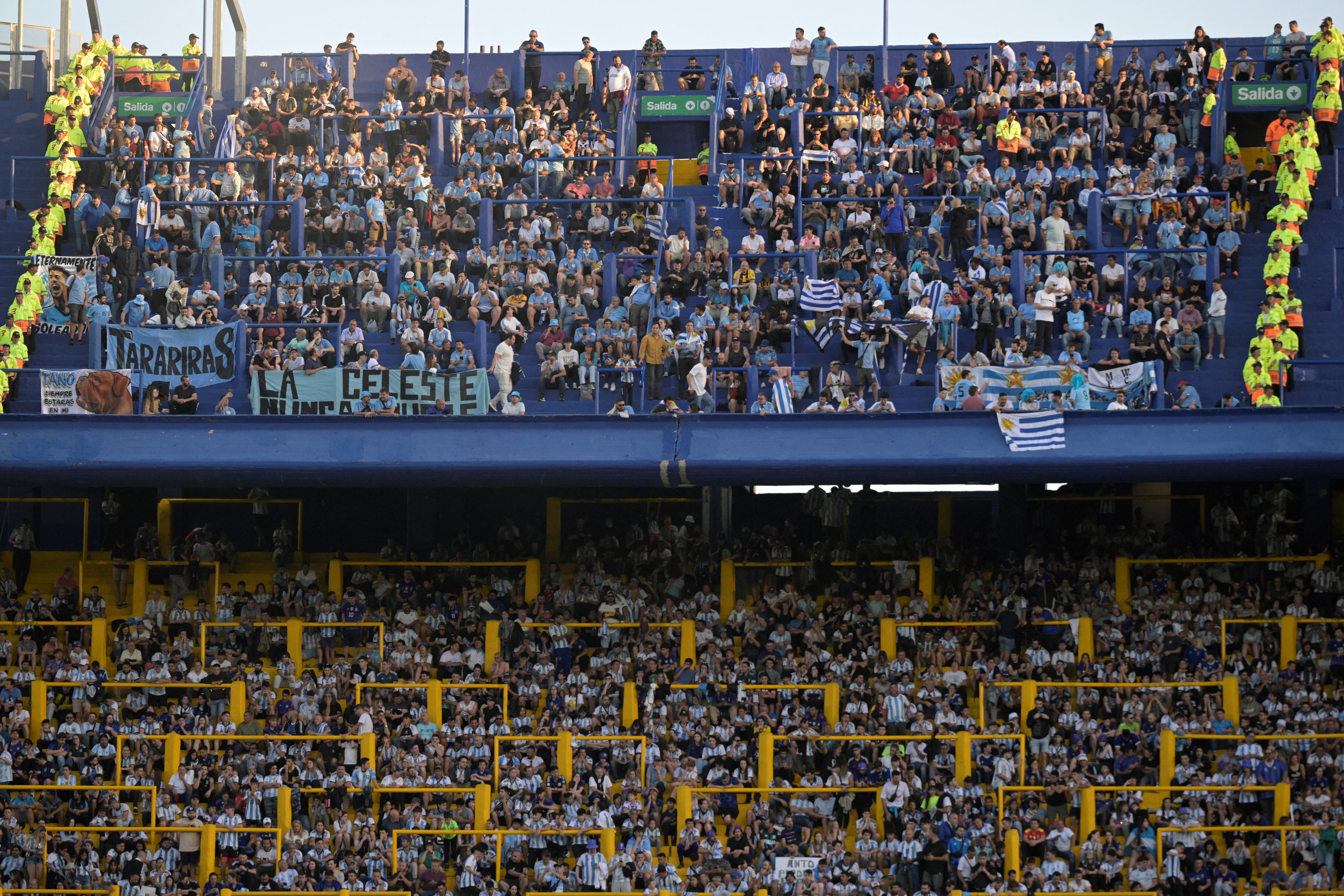 Tribunas de La Bombonera en medio del juego entre Argentina y Uruguay