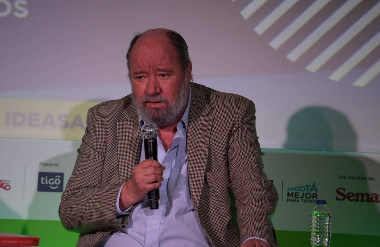 Antonio Caballero, con Álvaro Tirado y Jorge Orlando Melo, hablaron sobre la necesidad de la clase de historia en los colegios.