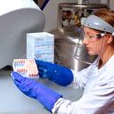 Científica revisando líquidos de semen