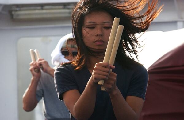 Japón: Una estudiante se relaja en Barco de la Paz con un curso de tambores. Por unos minutos, ella puede olvidar el stress de las discusiones.

