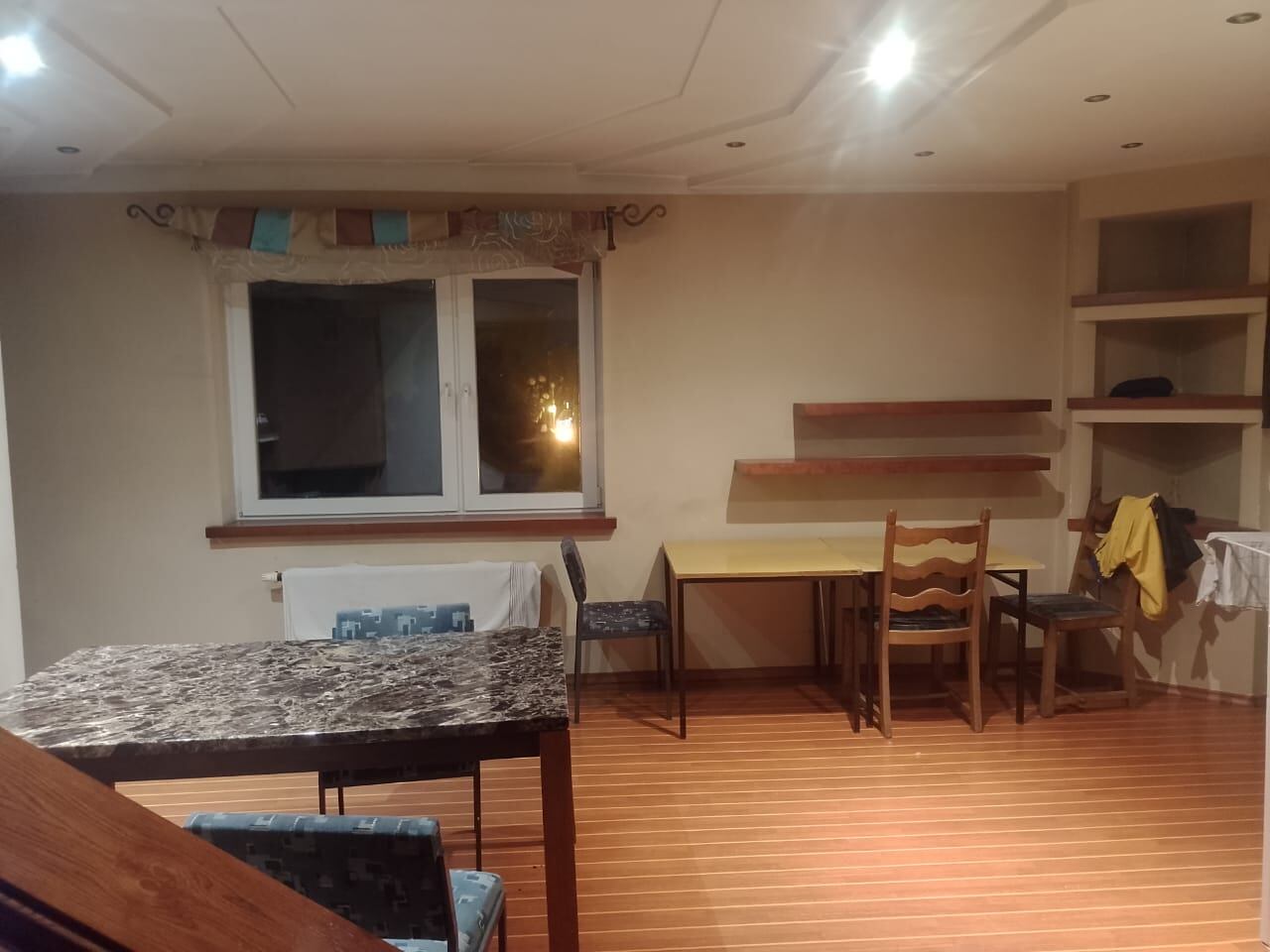 El interior de la casa donde habita un grupo de colombianos, en Lezno, territorio polaco (Leźno en polaco)