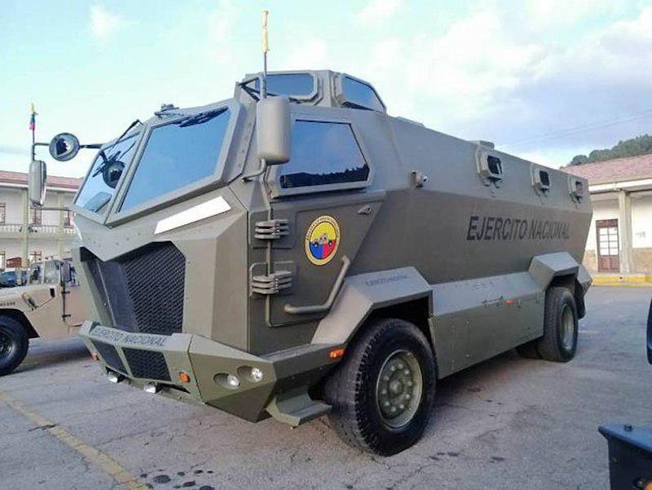 Un camión de estos, del Ejército, fue quemado por población en El Plateado Cauca.